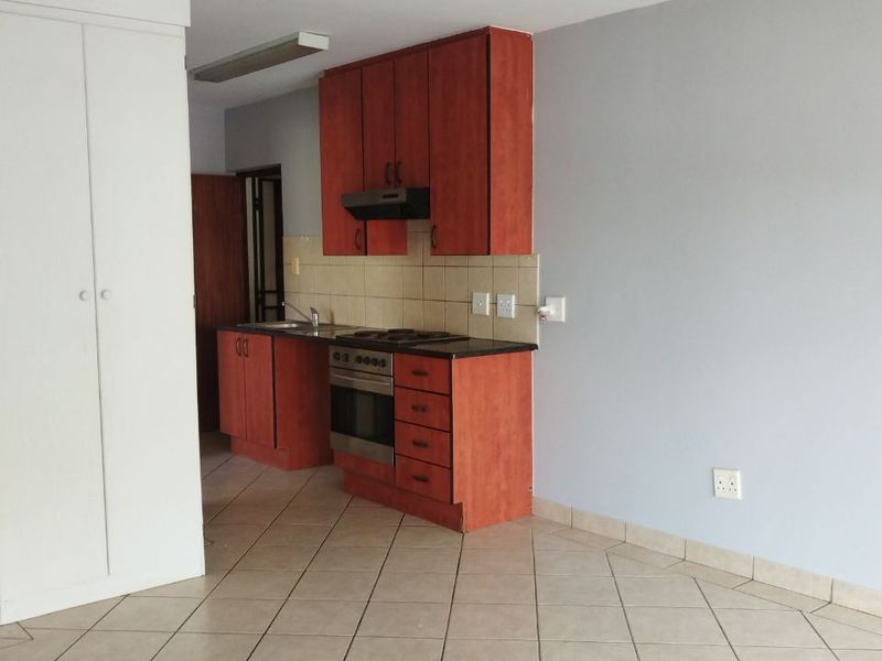 Available immediately!  Lovely and spacious studio apartment! - Photo 6