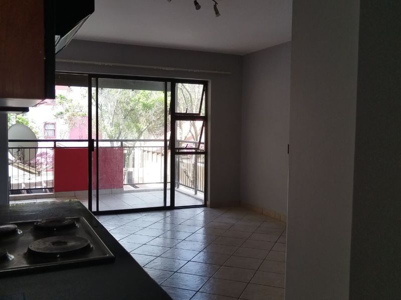 Available immediately!  Lovely and spacious studio apartment! - Photo 5