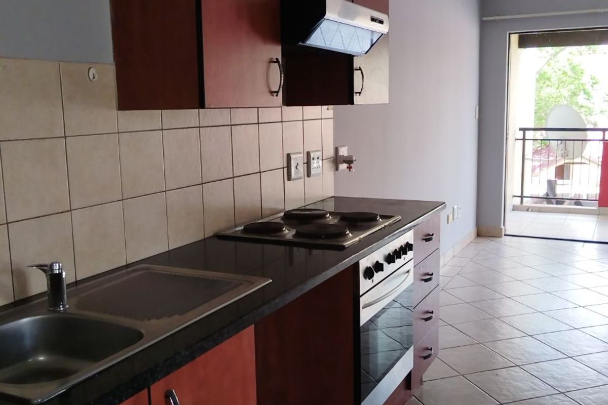 Available immediately!  Lovely and spacious studio apartment! - Photo 3