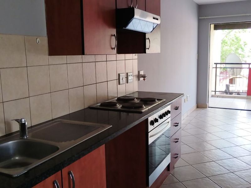 Available immediately!  Lovely and spacious studio apartment! - Photo 3
