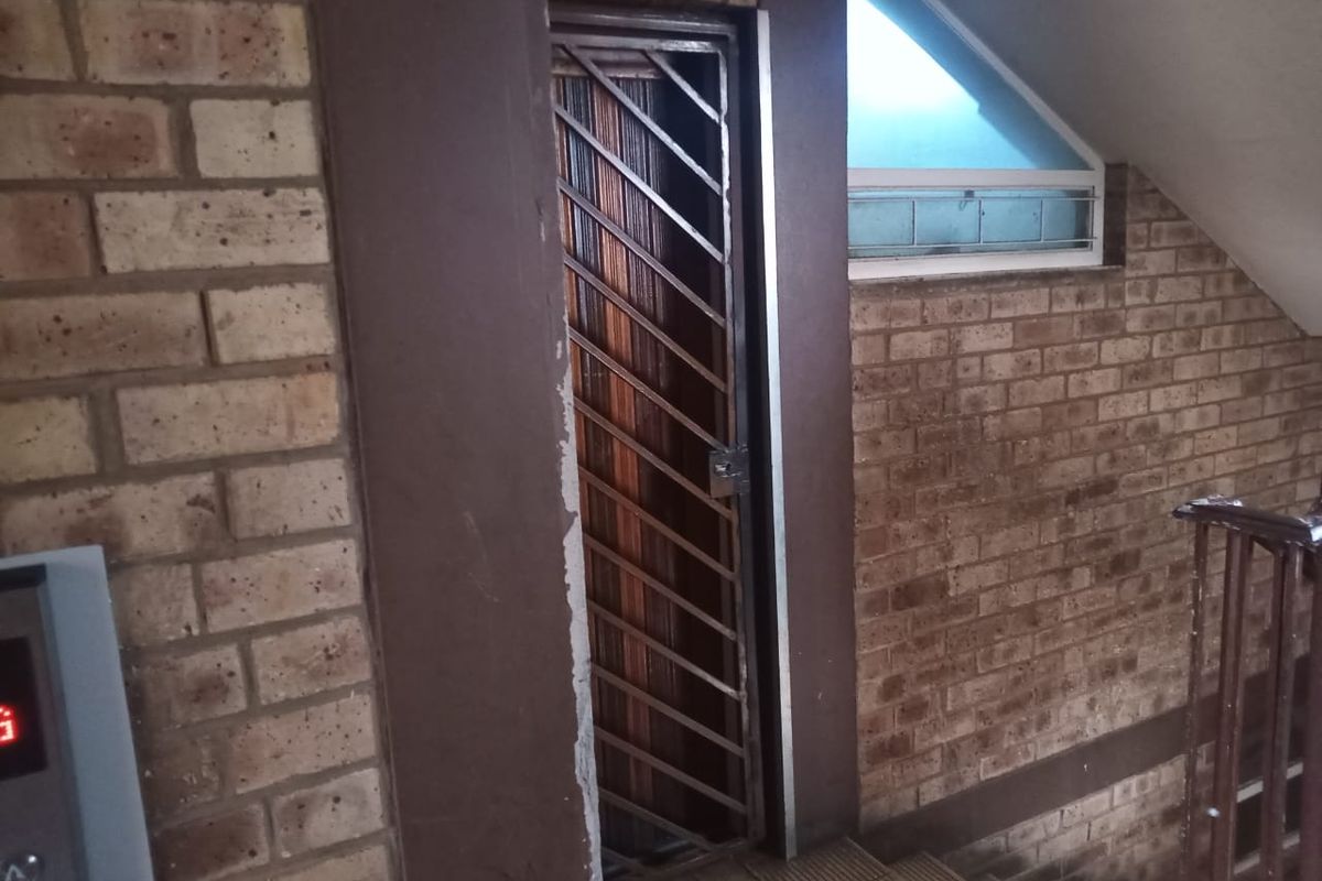 Pretty apartment in a peaceful complex - Photo 2