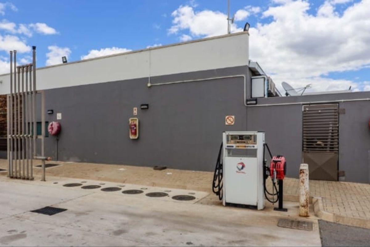 Filling station and Land with an excellent income and well situated - Photo 4