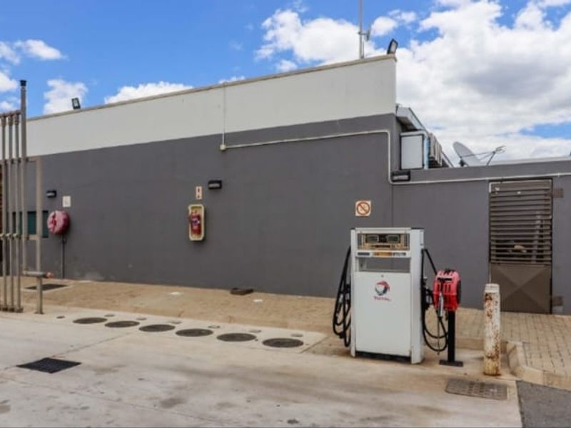 Filling station and Land with an excellent income and well situated - Photo 4