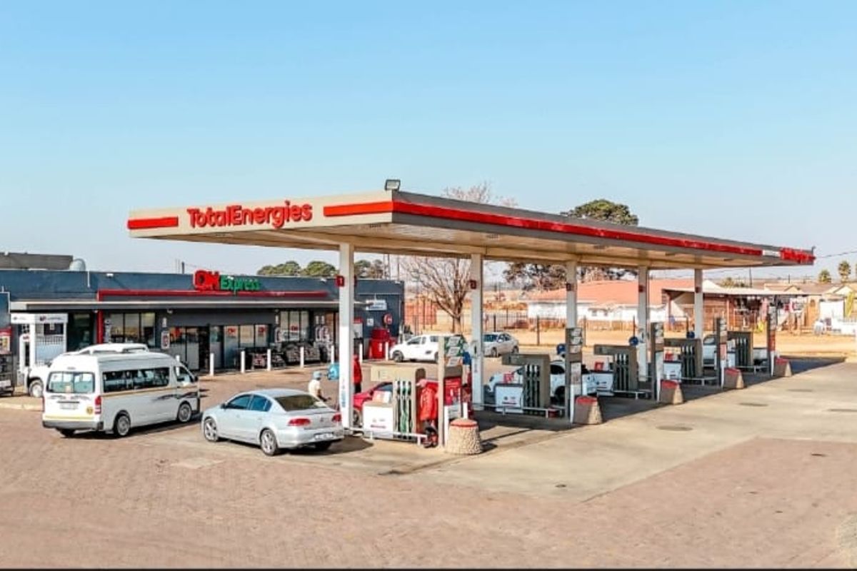 Filling station and Land with an excellent income and well situated - Photo 2