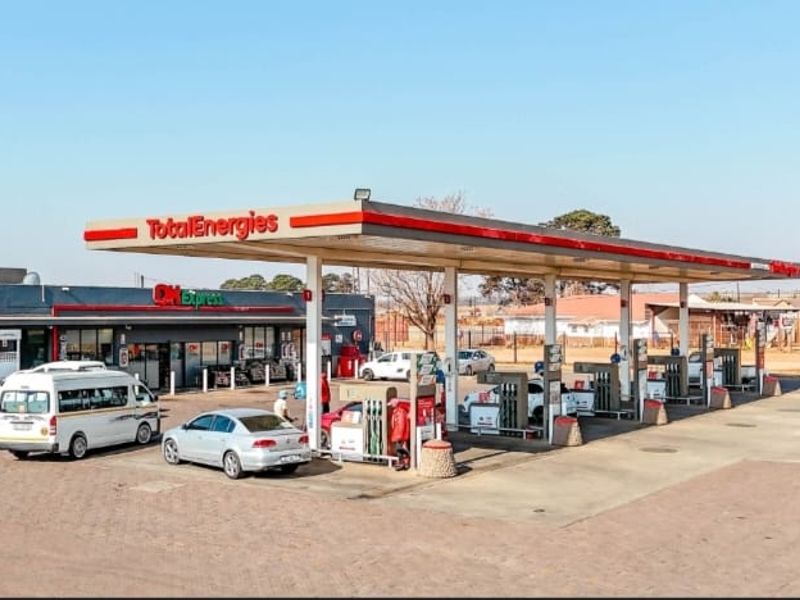 Filling station and Land with an excellent income and well situated - Photo 2