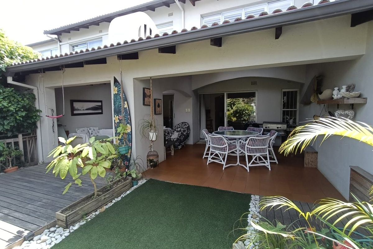 To let in Umhlanga, furnished beachfront 4 bedroom Townhouse in secure upmarket complex. - Photo 2