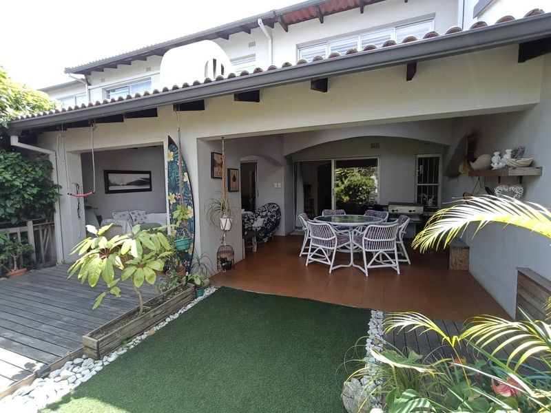 To let in Umhlanga, furnished beachfront 4 bedroom Townhouse in secure upmarket complex. - Photo 2