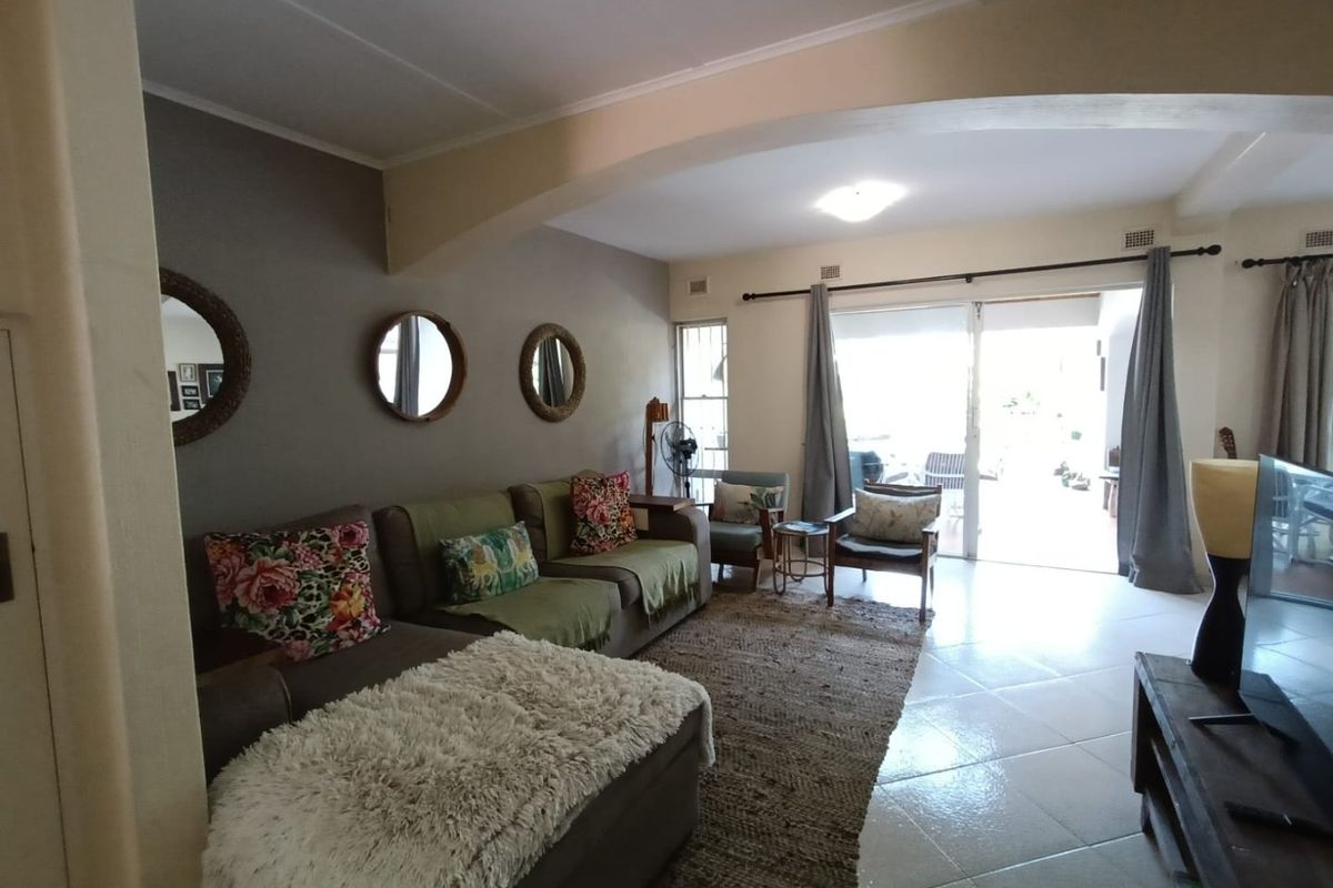 To let in Umhlanga, furnished beachfront 4 bedroom Townhouse in secure upmarket complex. - Photo 5