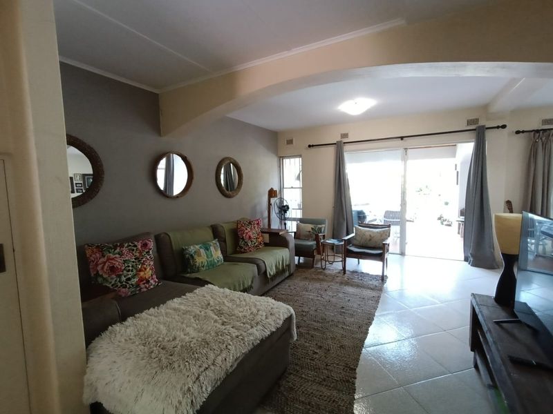 To let in Umhlanga, furnished beachfront 4 bedroom Townhouse in secure upmarket complex. - Photo 5