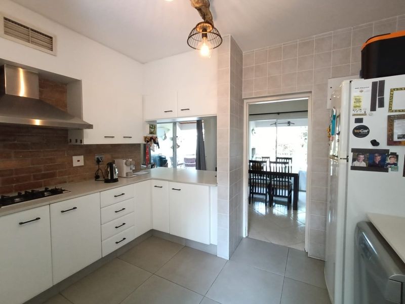 To let in Umhlanga, furnished beachfront 4 bedroom Townhouse in secure upmarket complex. - Photo 10