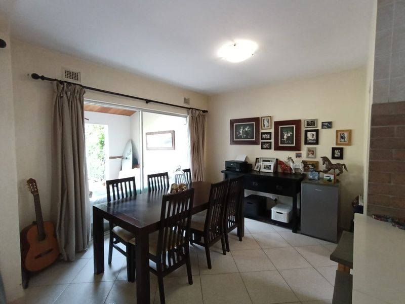 To let in Umhlanga, furnished beachfront 4 bedroom Townhouse in secure upmarket complex. - Photo 8