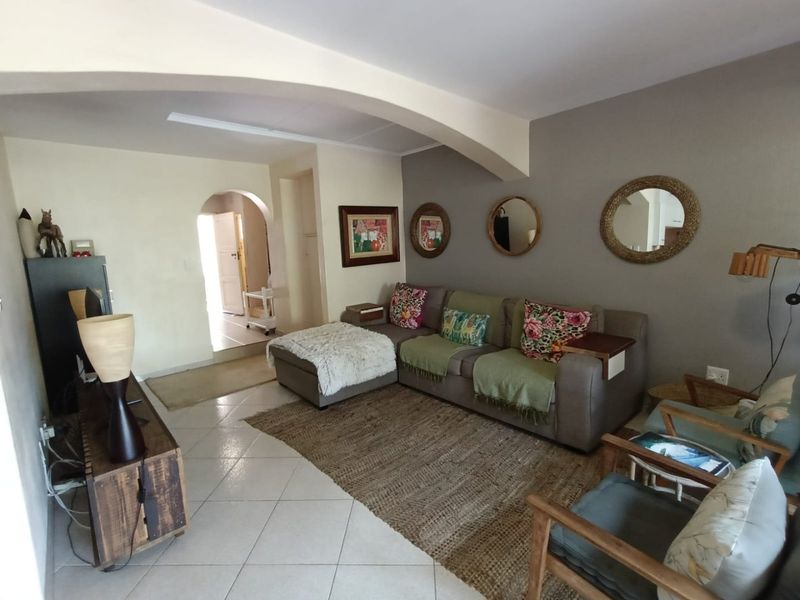 To let in Umhlanga, furnished beachfront 4 bedroom Townhouse in secure upmarket complex. - Photo 7