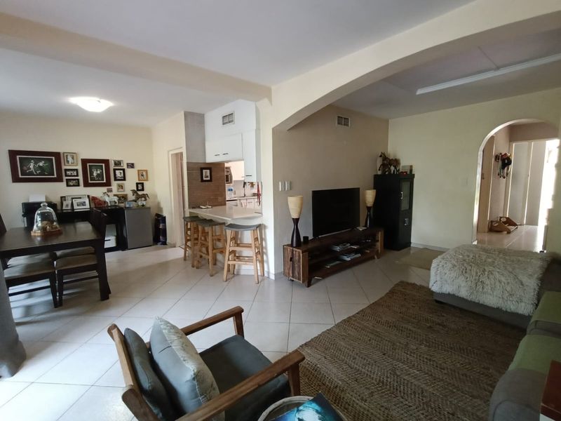 To let in Umhlanga, furnished beachfront 4 bedroom Townhouse in secure upmarket complex. - Photo 9