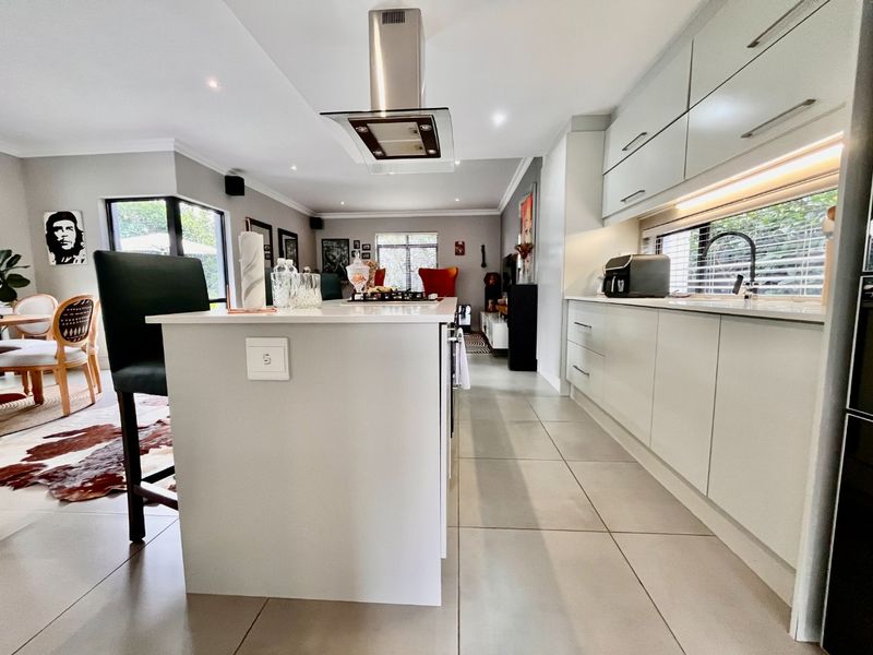 Modern Family Living in the Heart of Broadacres - 3 Bedroom House for Sale - Photo 8