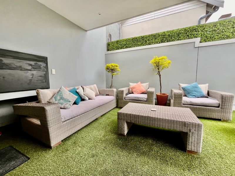 Modern Family Living in the Heart of Broadacres - 3 Bedroom House for Sale - Photo 6