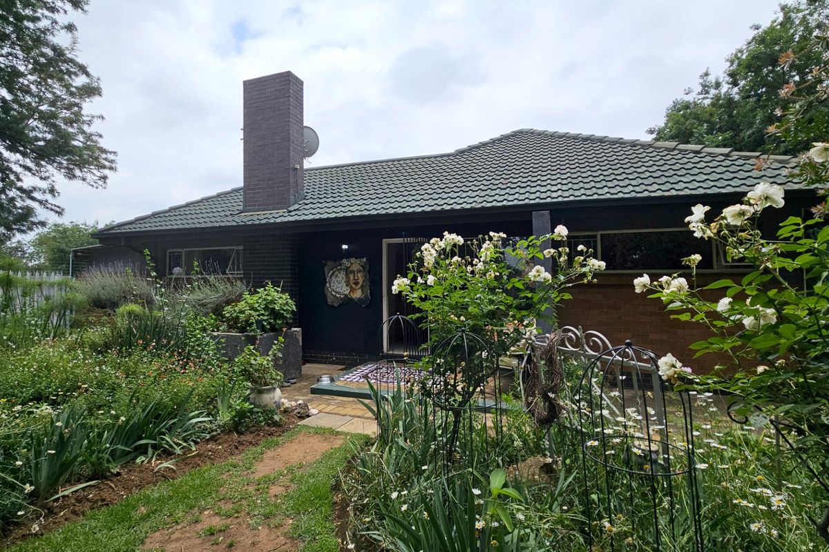 A unique home with a cottage in Three Rivers. - Photo 2