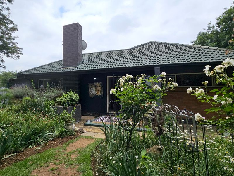 A unique home with a cottage in Three Rivers. - Photo 2