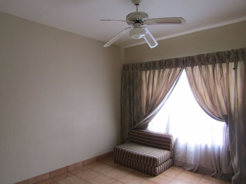 1-Bedroom Sectional Title Apartment for Sale - Photo 4