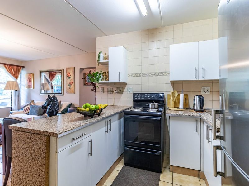 2 Bedroom Townhouse For Sale in Bedford Gardens - Photo 4