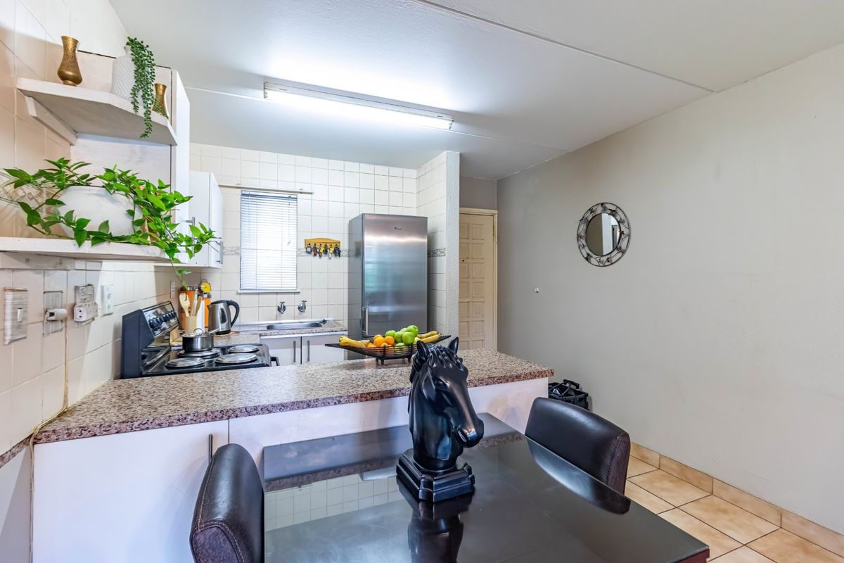 2 Bedroom Townhouse For Sale in Bedford Gardens - Photo 5