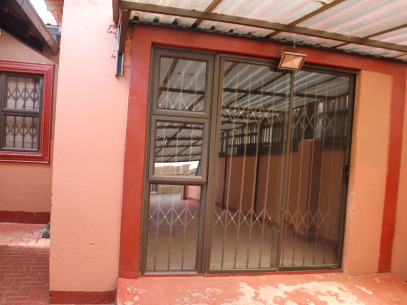 3 Bedroom House with 3 Outside Rooms - Photo 5