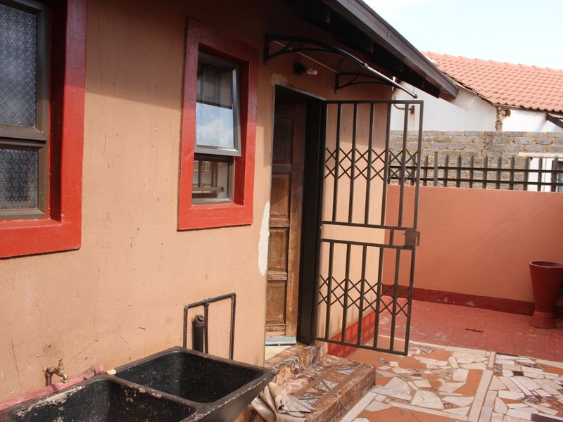 3 Bedroom House with 3 Outside Rooms - Photo 3