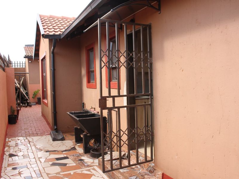 3 Bedroom House with 3 Outside Rooms - Photo 4