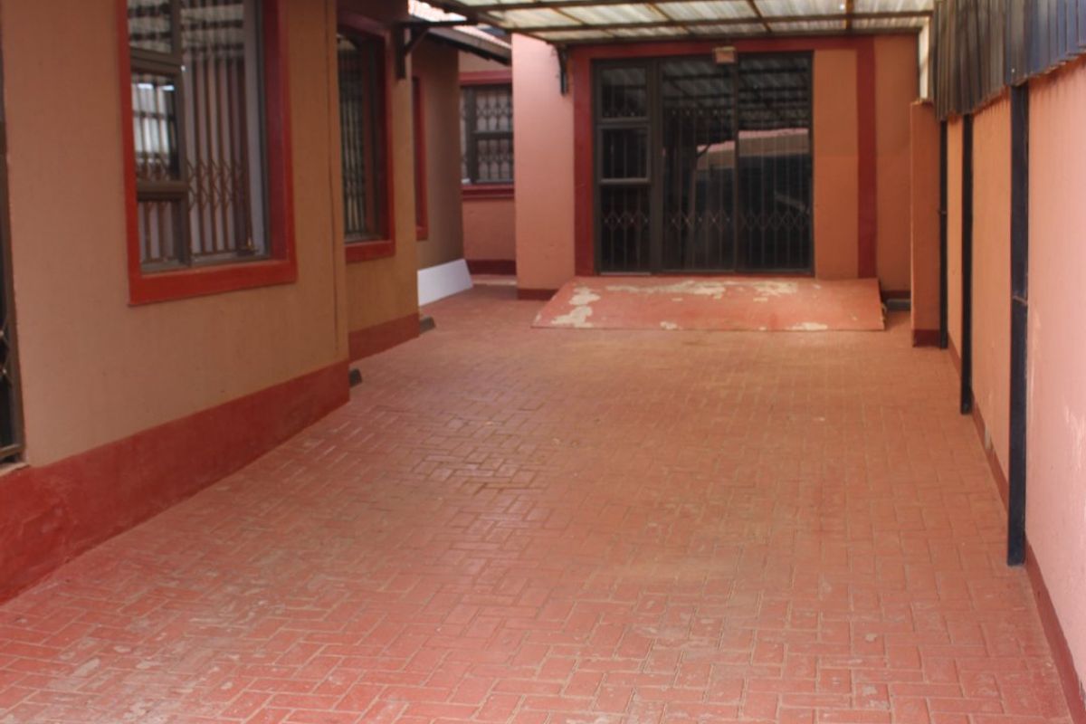 3 Bedroom House with 3 Outside Rooms - Photo 2