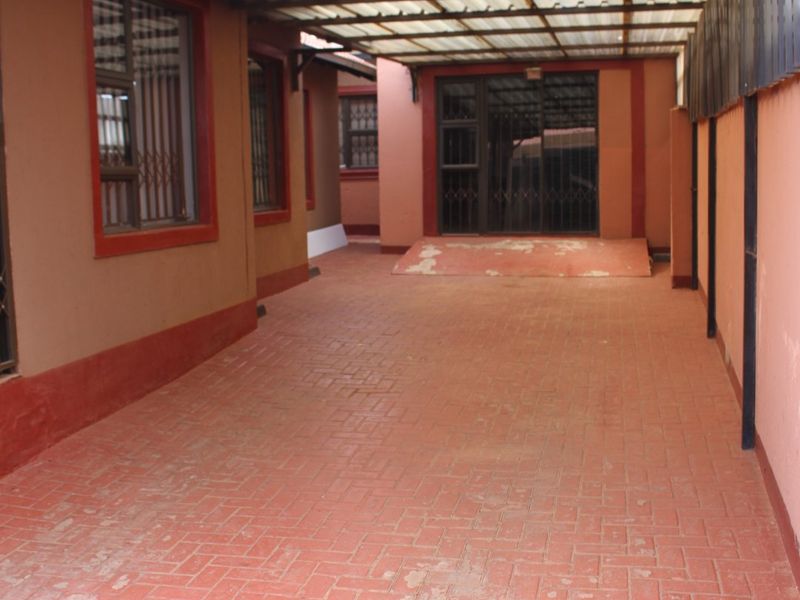 3 Bedroom House with 3 Outside Rooms - Photo 2