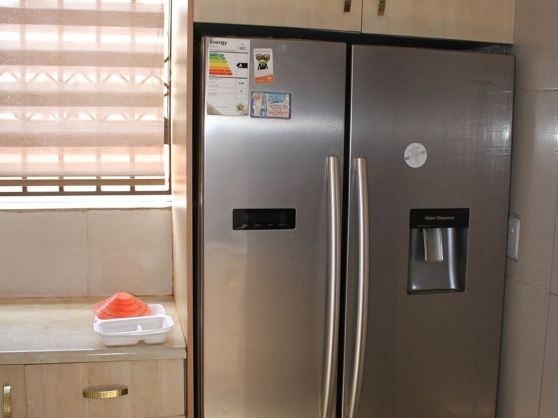 3 Bedroom House with 3 Outside Rooms - Photo 9