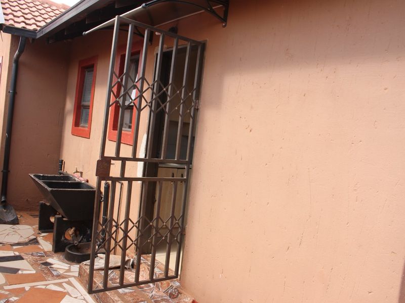 3 Bedroom House with 3 Outside Rooms - Photo 6