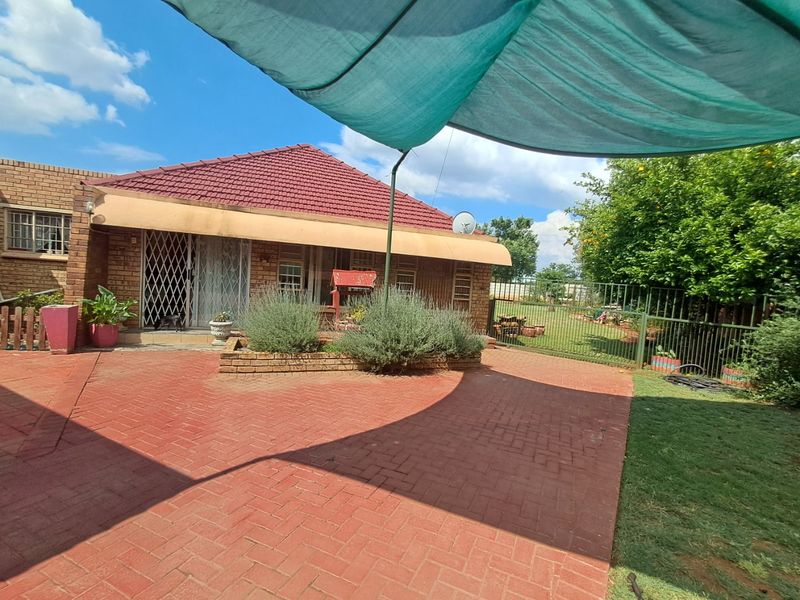 3-Bedroom Home with Flatlet for Sale in Stilfontein.  - Photo 3