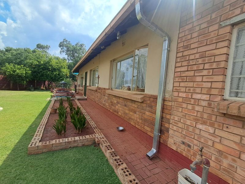 3-Bedroom Home with Flatlet for Sale in Stilfontein.  - Photo 7