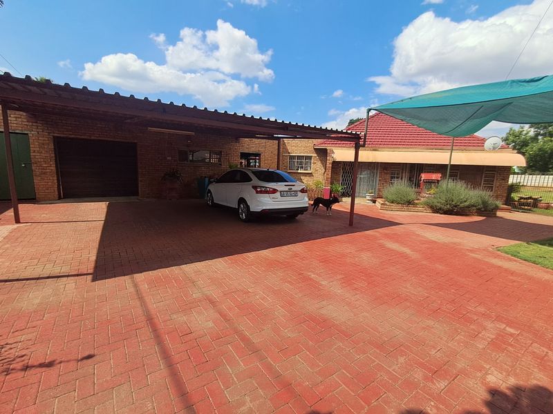 3-Bedroom Home with Flatlet for Sale in Stilfontein.  - Photo 2