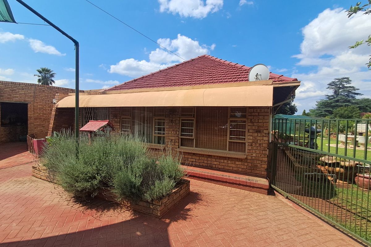 3-Bedroom Home with Flatlet for Sale in Stilfontein.  - Photo 5