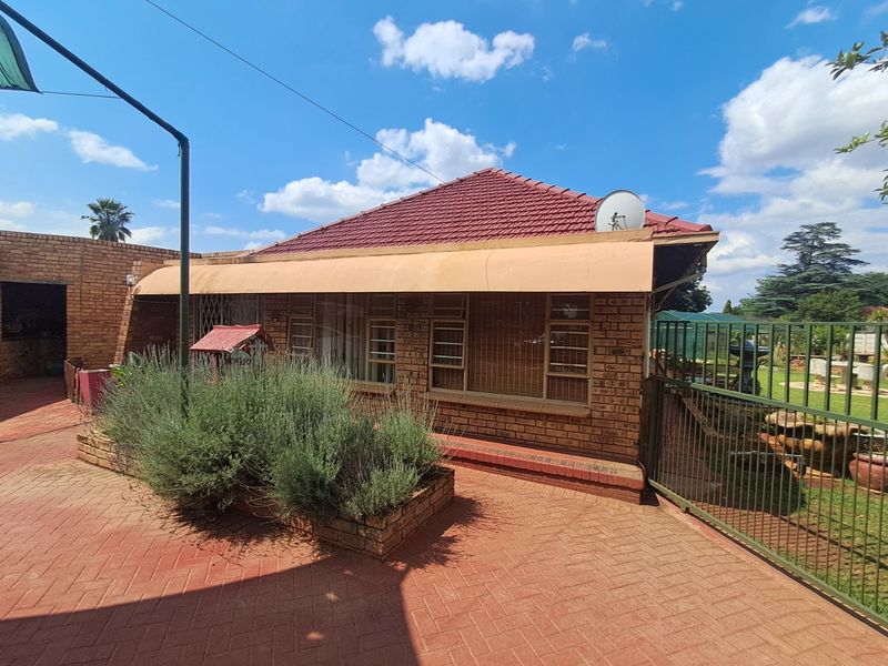 3-Bedroom Home with Flatlet for Sale in Stilfontein.  - Photo 5