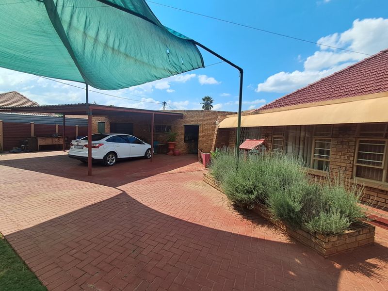 3-Bedroom Home with Flatlet for Sale in Stilfontein.  - Photo 4
