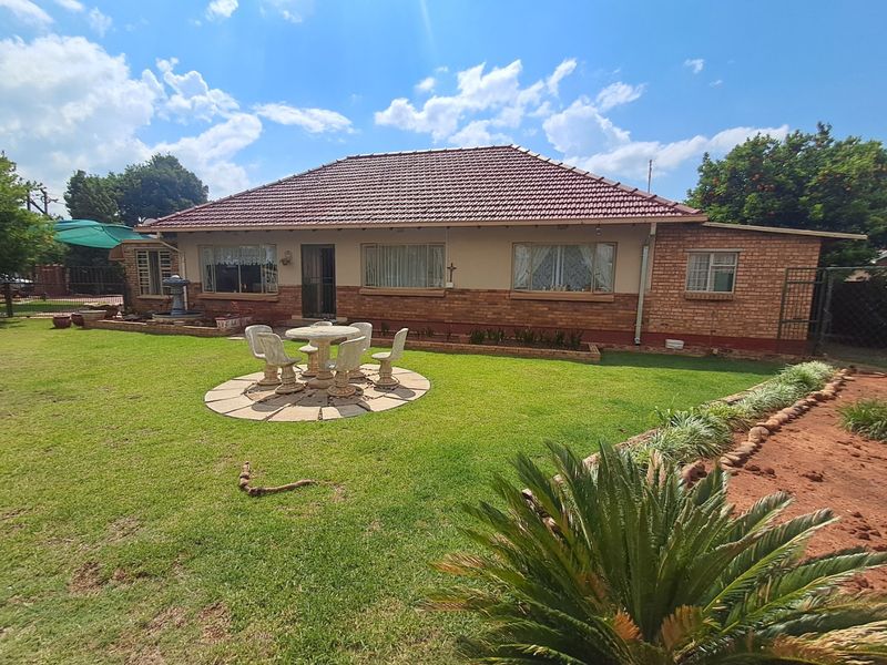 3-Bedroom Home with Flatlet for Sale in Stilfontein.  - Photo 8
