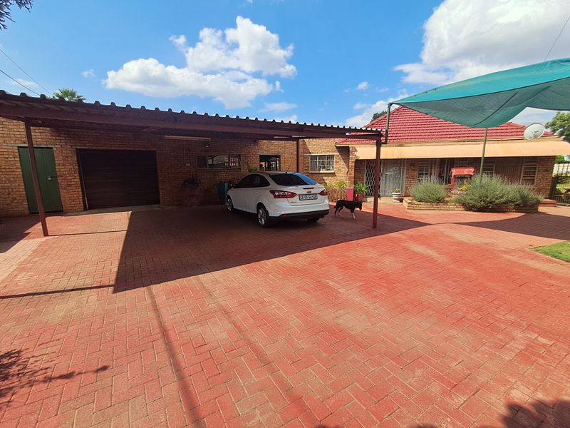3-Bedroom Home with Flatlet for Sale in Stilfontein.  - Photo 1