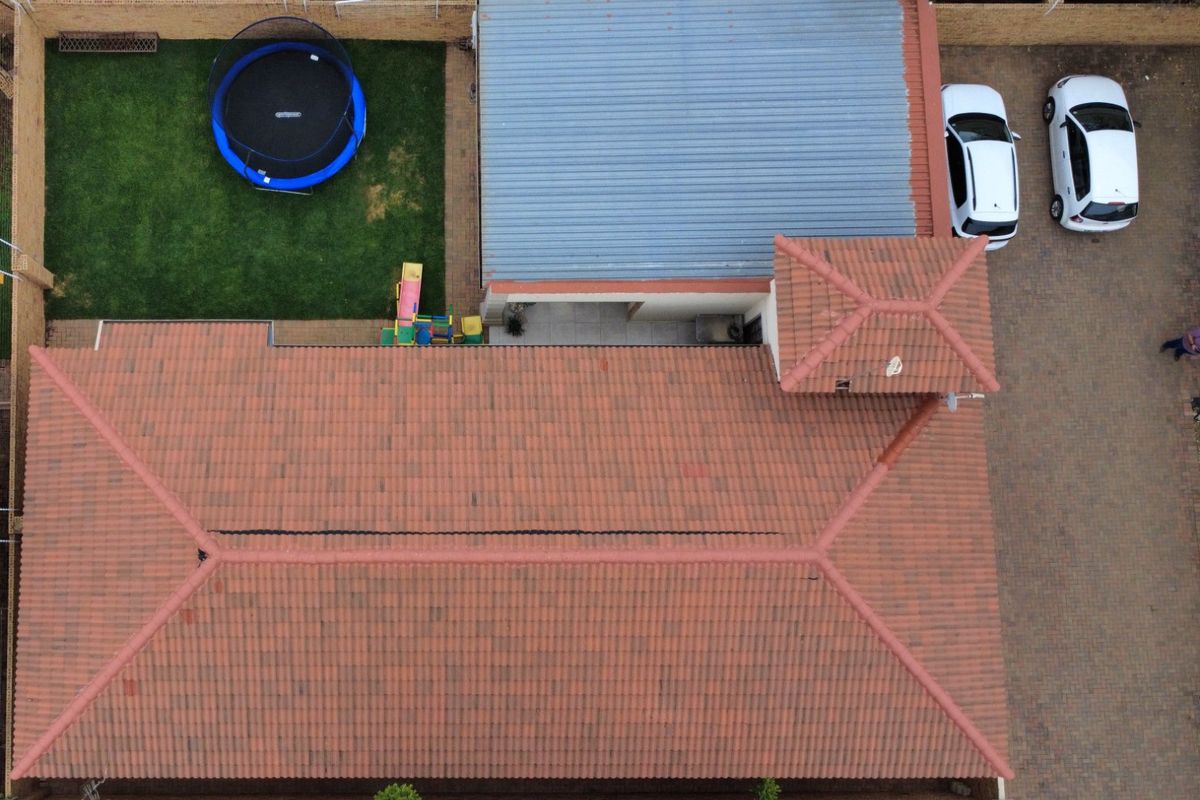 Fantastic new listing! Modern, comfortable, spacious Townhouse with many extras. - Photo 3