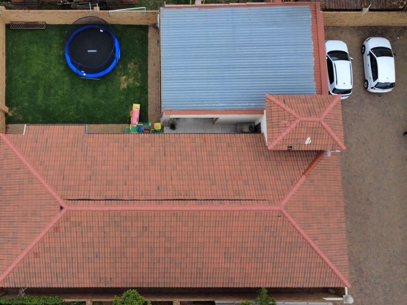 Fantastic new listing! Modern, comfortable, spacious Townhouse with many extras. - Photo 3