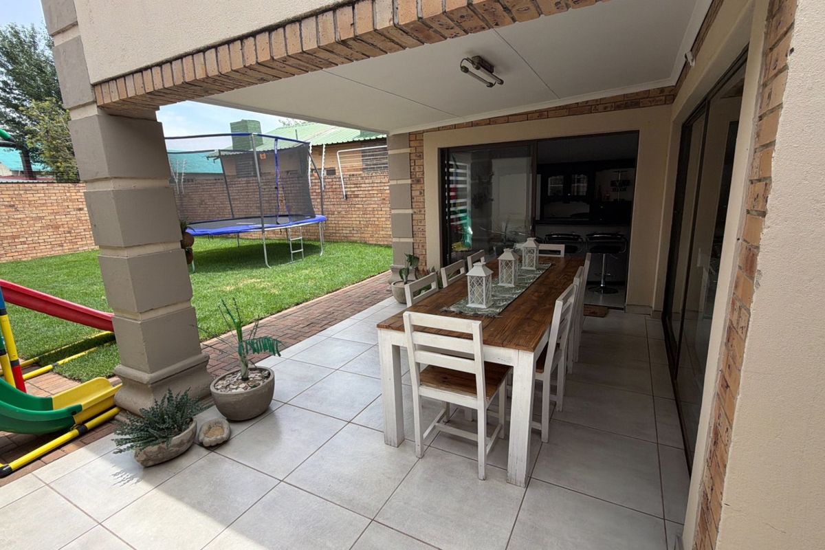 Fantastic new listing! Modern, comfortable, spacious Townhouse with many extras. - Photo 5