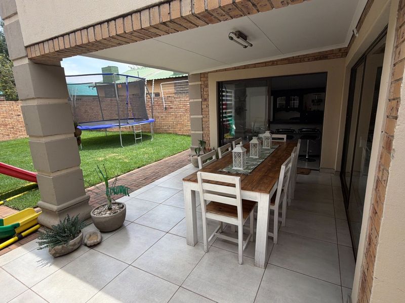 Fantastic new listing! Modern, comfortable, spacious Townhouse with many extras. - Photo 5