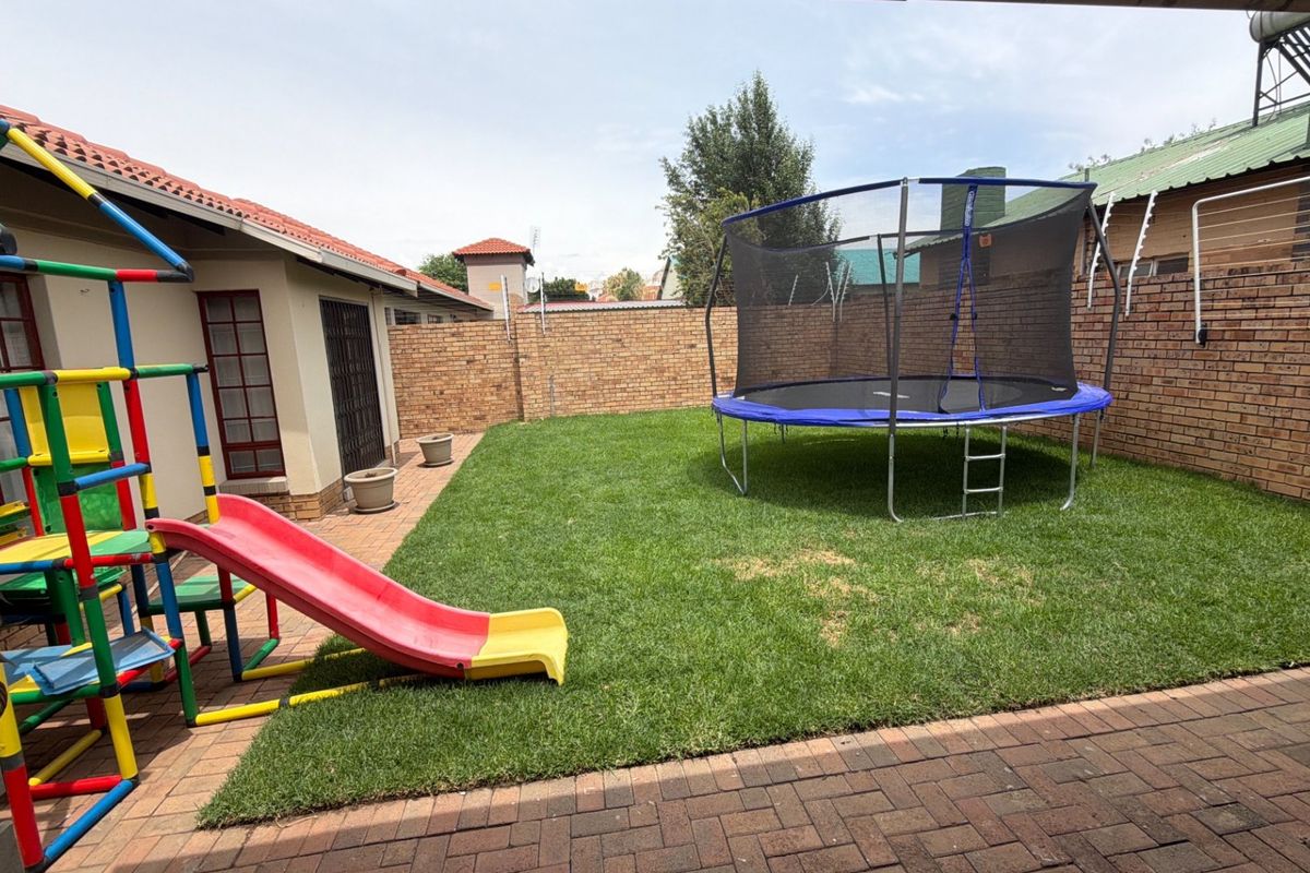 Fantastic new listing! Modern, comfortable, spacious Townhouse with many extras. - Photo 4