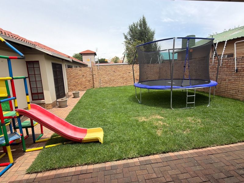 Fantastic new listing! Modern, comfortable, spacious Townhouse with many extras. - Photo 4