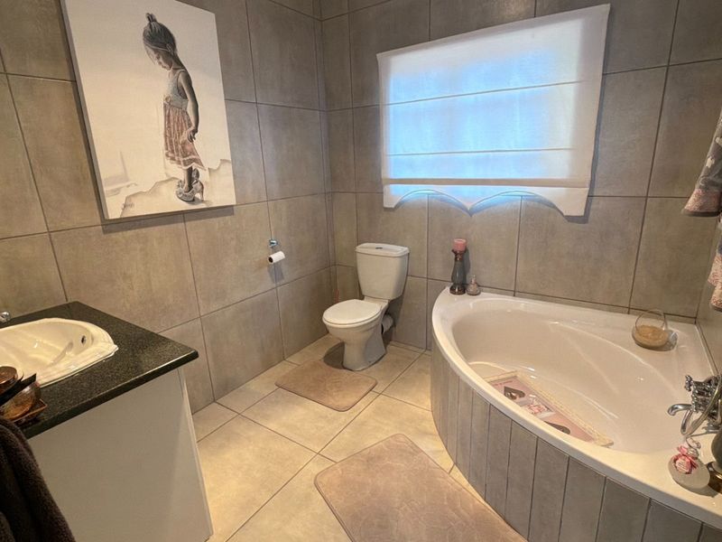 Fantastic new listing! Modern, comfortable, spacious Townhouse with many extras. - Photo 9