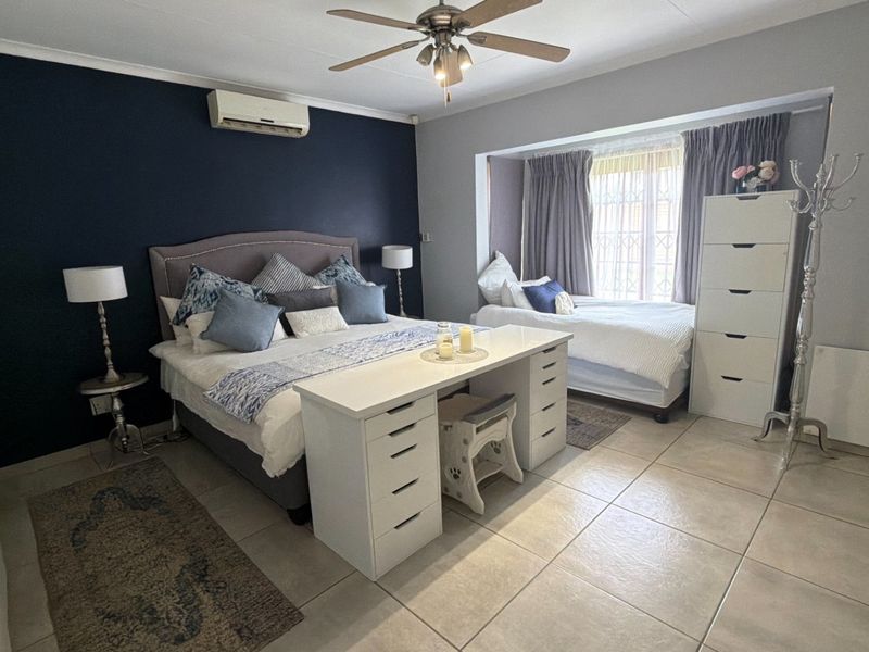 Fantastic new listing! Modern, comfortable, spacious Townhouse with many extras. - Photo 8