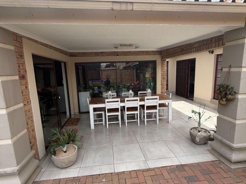 Fantastic new listing! Modern, comfortable, spacious Townhouse with many extras. - Photo 7