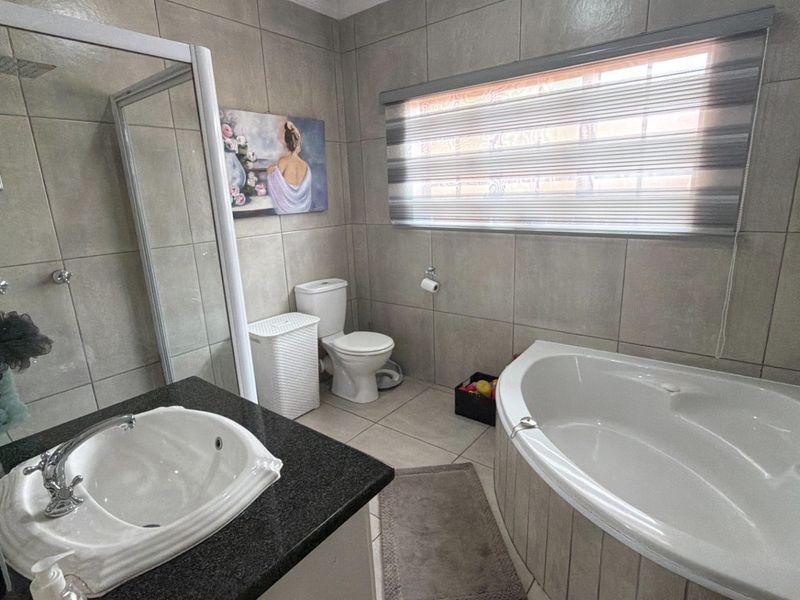 Fantastic new listing! Modern, comfortable, spacious Townhouse with many extras. - Photo 6