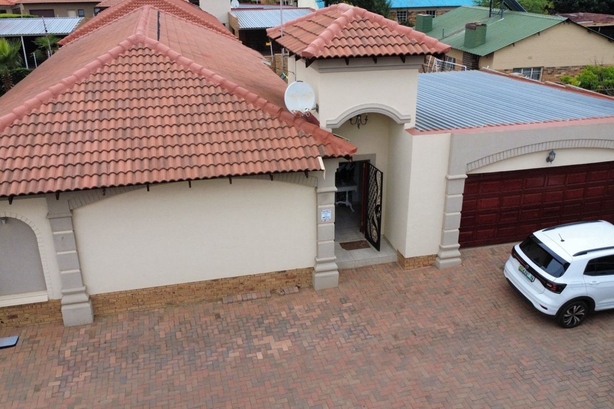 Fantastic new listing! Modern, comfortable, spacious Townhouse with many extras. - Photo 2